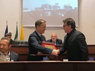 targa-ricordo-consegnata-al-sindaco-per-la-partita-di-beneficenza-dell-ail