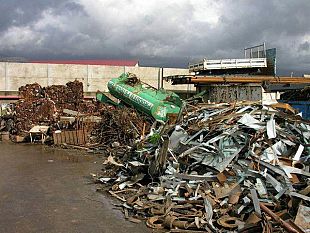contrada-samperi-cimitero-di-vecchi-autocarri-scoperto-dai-vigili-urbani-area-sequestrata