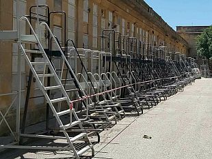 cimitero-di-mazara-dopo-lultimo-incidente-tutte-le-scale-ferme-e-sigillate-incertezza-sui-tempi-di-revisione