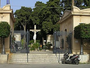 trapani-vandali-al-cimitero-distrutti-i-servizi-igienici-danni-ingenti