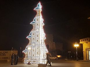 piazza-mokarta-acceso-il-nuovo-albero-di-luminarie-noleggiato-dal-comune