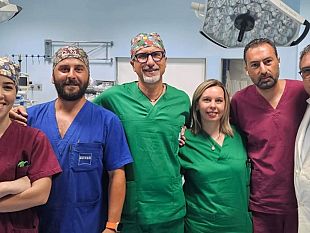 una-sfida-chirurgica-rara-rimosso-con-successo-un-carcinoma-tiroideo-ingrossato-di-600-grammi