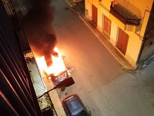 fiamme-nella-notte-in-via-xxiv-maggio-distrutta-una-vettura-in-sosta