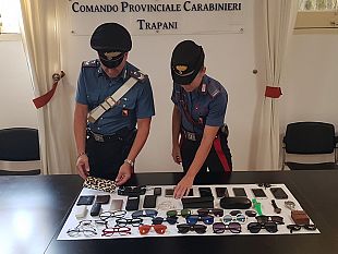 trapani/trapani-ruba-borsa-da-auto-in-sosta-e-fa-acquisti-in-tabaccheria-con-la-carta-arrestato