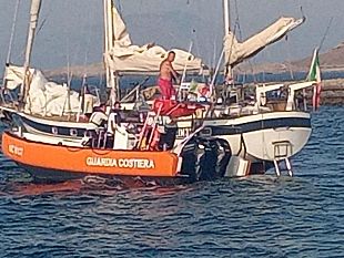 trapani/ferragosto-di-fuoco-per-la-guardia-costiera-soccorse-22-persone