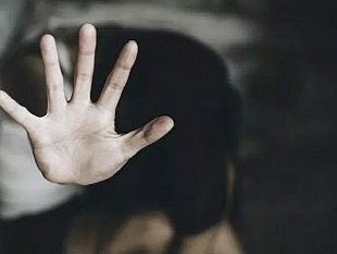 due-sorelle-costrette-a-compiere-atti-sessuali-e-riprese-con-il-cellulare