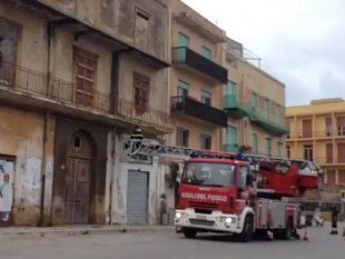 video-auto-danneggiate-per-la-caduta-di-calcinacci-da-un-edificio-fatiscente-al-molo-caito