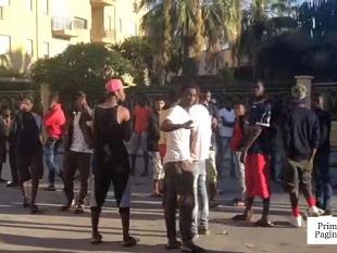 video-extracomunitari-ospiti-protestano-e-bloccano-via-castelvetrano