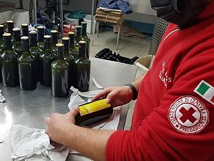 video-a-castelvetrano-la-croce-rossa-raccoglie-e-dona-ai-bisognosi-lolio-dei-sapori-e-dei-sorrisi