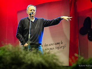 la-poesia-di-vecchioni-all-energia-del-sorriso-di-marsala-musica-e-beneficenza