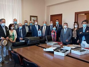 video-il-distretto-rotary-sicilia-malta-2110-dona-ecografo-portatile-allasp-di-trapani