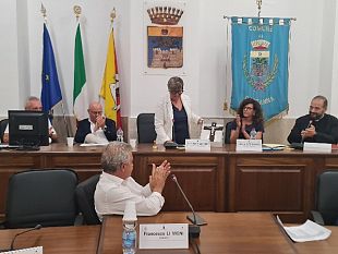 consegnato-crocifisso-per-la-sala-consiliare