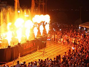campobello-bagno-di-folla-a-ferragosto-a-tre-fontane-per-lo-spettacolo-fontane-luminose-danzanti-a-ritmo-di-musica