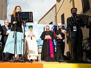 blue-sea-land-la-piazza-blu-del-dialogo-interreligioso-e-culturale-preghiera-di-pace-alla-kasbah-con-rappresentanti-di-diverse-religioni-consegnato-il-premio-al-idrissi