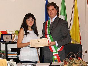 campobello-riconoscimento-del-sindaco-castiglione-alla-giovane-studentessa-campobellese-federica-castro-vincitrice-della-sezione-giovani-del-premio-nazionale-di-poesia-citta-di-partanna