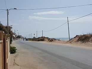 a-tre-fontane-una-stagione-balneare-consumata-fra-disservizi-e-misteri-per-lo-strano-criterio-per-l-asfalto-delle-strade