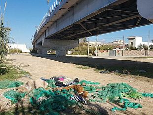 video-mazara-reti-e-cime-da-pesca-gettate-anche-sotto-la-sopraelevata