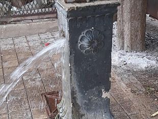 i-lettori-segnalano-estirpato-un-rubinetto-del-parco-delle-rimembranze-e-lacqua-si-perde