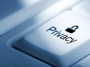 lavv-rizzo-risponde-inserire-il-numero-di-telefono-in-un-gruppo-whatsapp-o-in-una-chat-e-reato