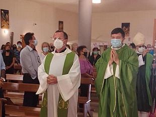 alla-parrocchia-di-santa-lucia-arriva-don-elkin-cuadrado-il-vescovo-mogavero-lo-presenta-alla-comunita