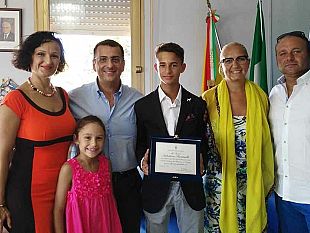 targa-di-riconoscimento-per-il-giovane-tenore-salvatore-parrinello-che-oggi-e-stato-ricevuto-dal-sindaco-di-petrosino