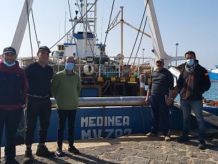 video-dopo-il-sequestro-a-bengasi-il-motopesca-medinea-torna-sui-banchi-di-pesca-le-interviste