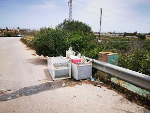 mazara-elettrodomestici-abbandonati-sul-cavalcavia-per-c-da-santa-maria-ma-quanto-siete-incivili