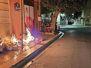 incendio-appiccato-ad-una-catasta-di-cartoni-in-pieno-centro-storico