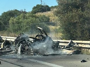 paura-sulla-a29-auto-in-fiamme-allaltezza-dello-svincolo-per-terrasini