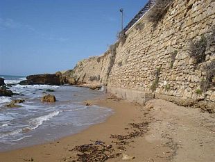 castelvetrano/precipita-dal-muraglione-di-marinella-giovane-in-pericolo-di-vita