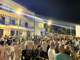 in-migliaia-hanno-riempito-la-borgata-di-marinella-per-la-prima-notte-bianca-del-mare