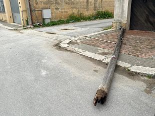 mazara-il-forte-vento-abbatte-un-vecchio-palo-del-telefono-in-via-castelvetrano