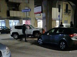 trapani-incidente-nella-notte-auto-sbatte-contro-palazzo-venuti-2