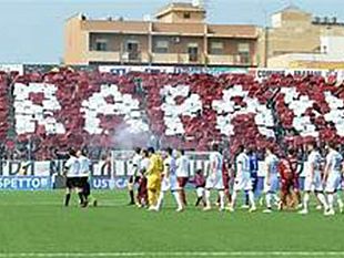 trapani-calcio-ultras-in-campo-petroni-e-compagnia-non-piu-graditi