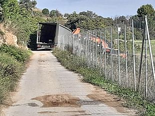 camion-bloccato-per-giorni-in-una-strada-di-collegamento