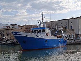 mazara-incagliamento-nel-porto-canale-stavolta-e-il-turno-del-motopesca-socrate