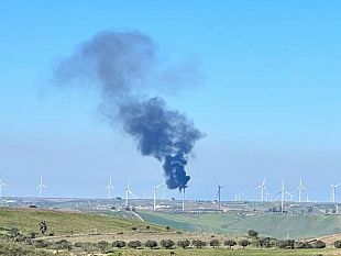 mazara/pala-eolica-in-fiamme-tra-castelvetrano-e-mazaraintervengono-i-vigili-del-fuoco