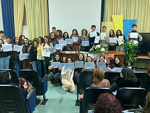 consegna-di-diplomi-e-attestati-al-liceo-adria-ballatore-la-scuola-delle-competenze-e-la-valorizzazione-dei-talenti