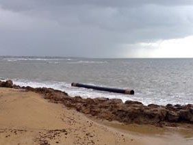 mazara-spiaggia-in-citta-sempre-attrattiva-stavolta-approda-un-lungo-e-grande-tubo-misterioso-segnale