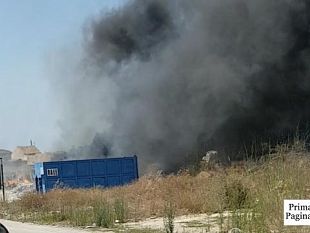 video-incendio-agli-scarrabili-della-differenziata-in-via-salvemini