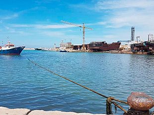 video-mazara-il-motopesca-altomare-incagliato-nel-porto-canale-non-piu-navigabile