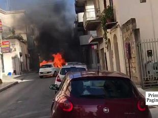 video-castelvetrano-auto-in-fiamme-in-pieno-centro-una-donna-e-la-figlia-si-mettono-in-salvo