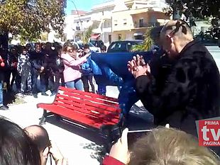 video-inaugurata-dal-lions-club-salemi-valle-del-belice-la-prima-panchina-rossa-a-santa-ninfa