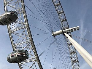 una-ruota-panoramica-allinterno-del-parco-archeologico-di-selinunte