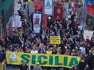 crisi-agricoltura-siciliana-migliaia-di-agricoltori-e-molti-sindaci-al-corteo-coldiretti-per-protestare-contro-il-governo-musumeci