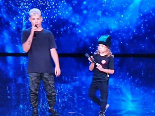 i-due-fratelli-castelvetranesi-eros-e-alessio-leone-ieri-sera-a-tu-si-que-vales-applausi-per-la-loro-esibizione