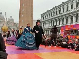 carnevale-di-venezia-la-maestra-carla-favata-ha-condotto-il-gran-ballo
