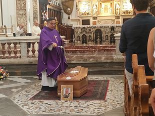 mazara-lultimo-applauso-per-marcello-erbini-la-citta-si-stringe-attorno-alla-sua-famiglia