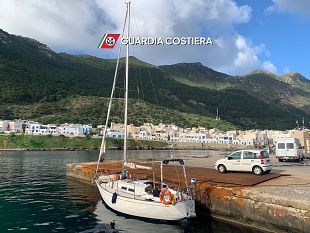 unita-da-diporto-alla-deriva-nelle-acque-di-marettimo-intervento-della-guardia-costiera