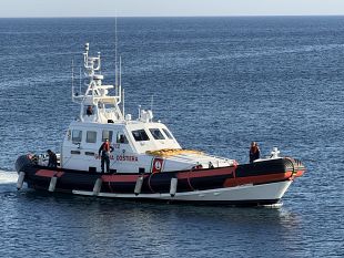 esercitazione-in-mare-tra-elicottero-e-motovedetta-della-guardia-costiera-nel-mare-di-pantelleria
